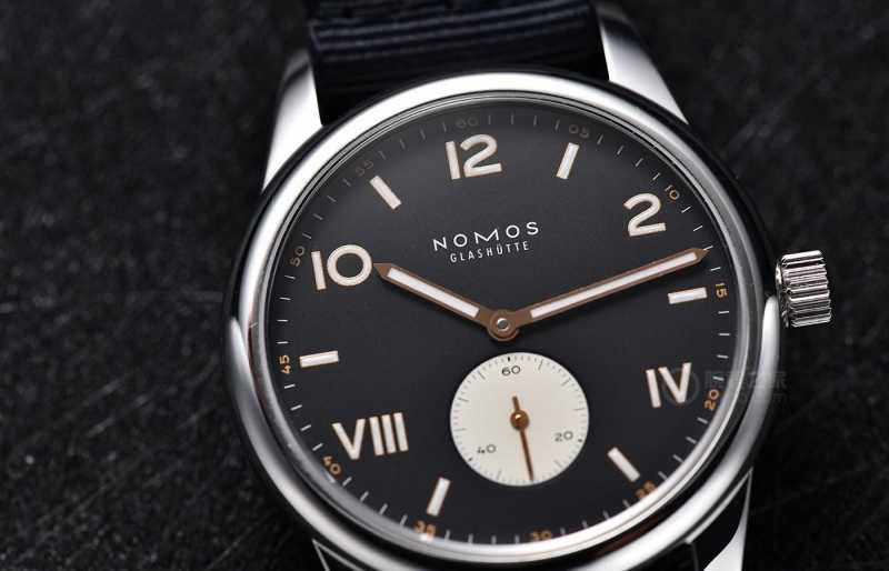 nomos手表属于啥档次？NOMOS Club系列时计告诉您-第5张图片